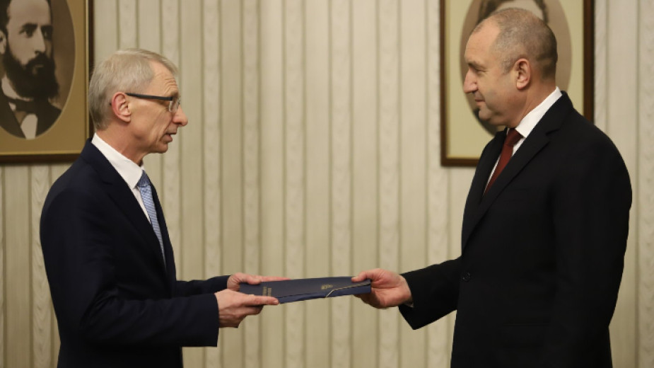 Денков връчи изпълнен мандат на Румен Радев