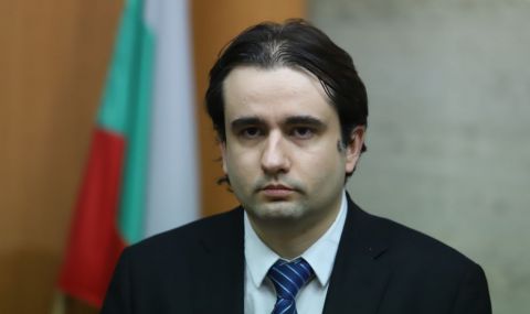 Министър Божанов: Тече дезинформационна кампания за създаване на паника за горива