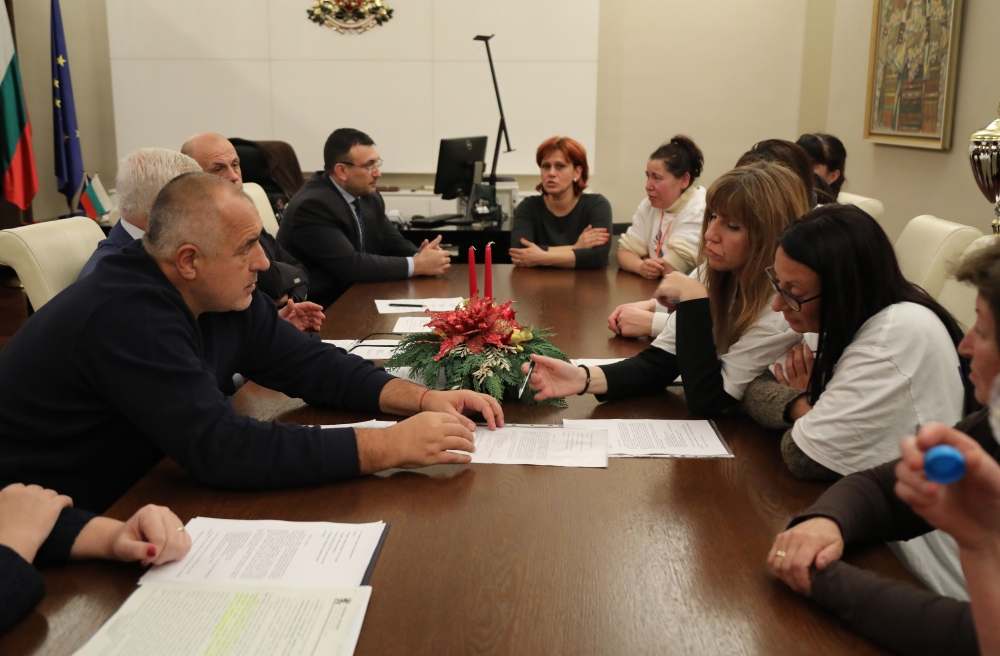 Постепенно увеличават заплатите на медицинските специалисти