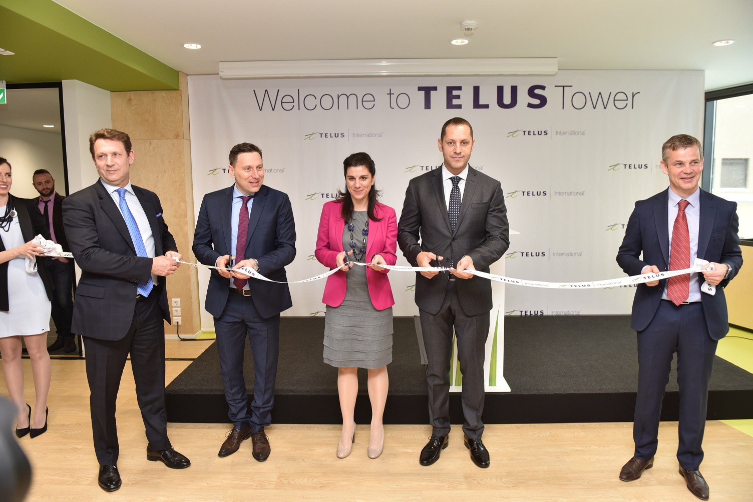 TELUS International назначава още 2 000 служители