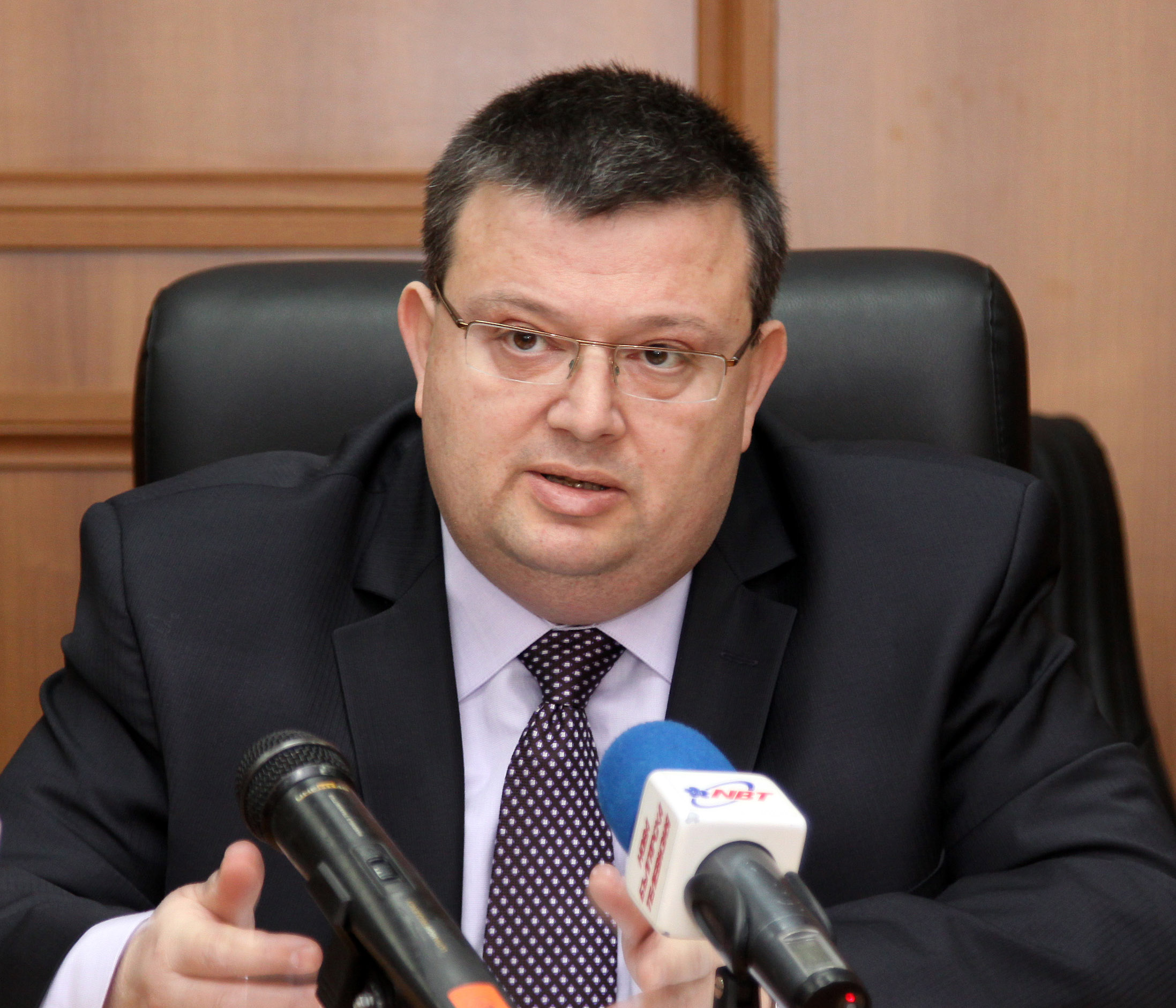 Цацаров: Цветан Василев се ползва от политическо влияние, затова не е тук
