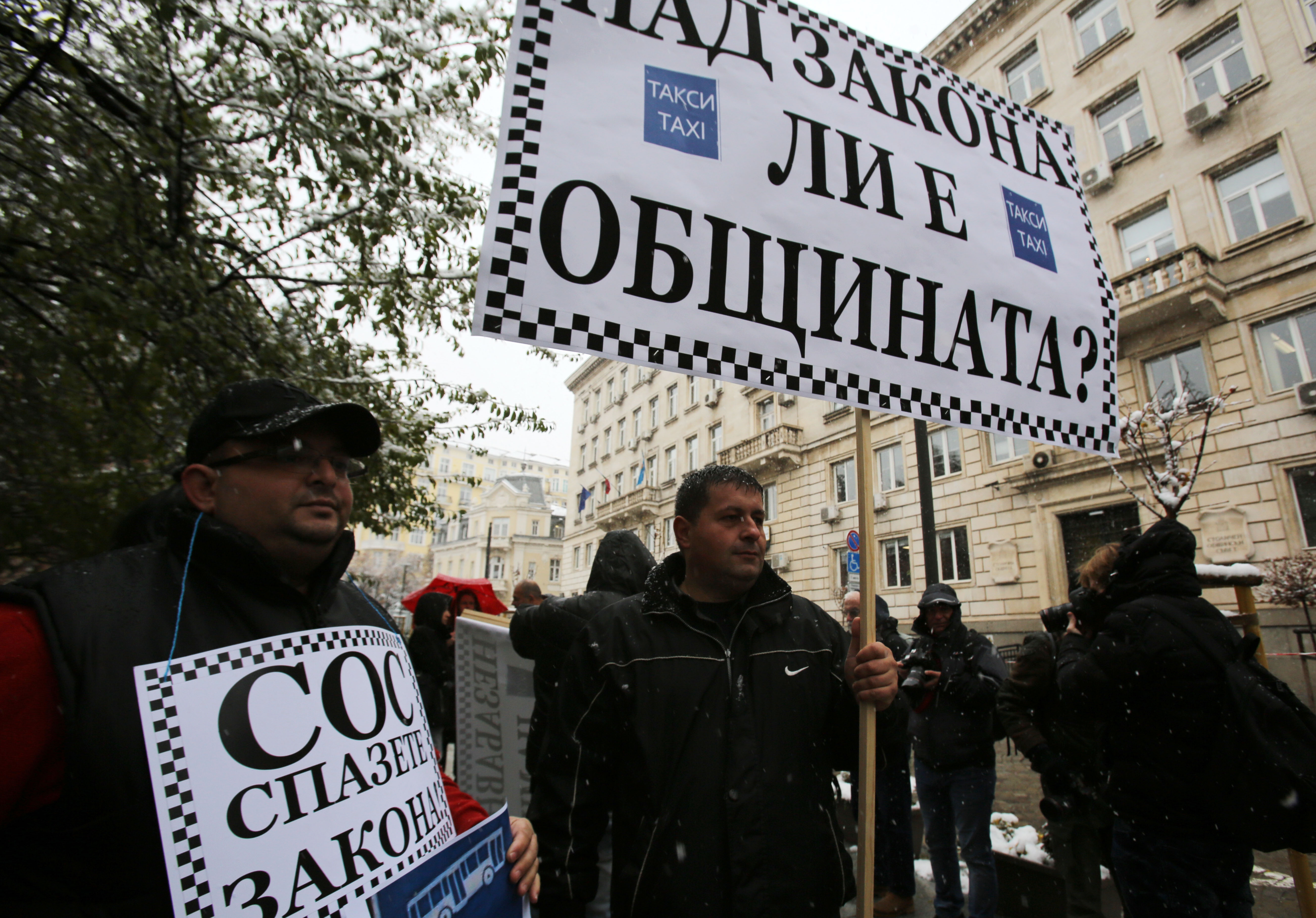 Такситата поискаха увеличение на тарифите, да карат в бус лентите и повече стоянки