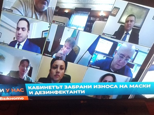 Боил Банов глобен за пушене на заседание на кабинета