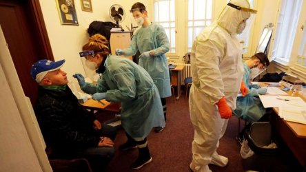 Персоналът в болниците в Чехия е на прага на силите си в борбата с коронавируса
