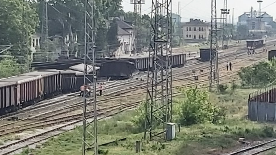 Товарен влак дерайлира на гара Нова Загора