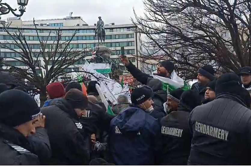 Протестът на "Възраждане" не успя да нахлуе в парламента