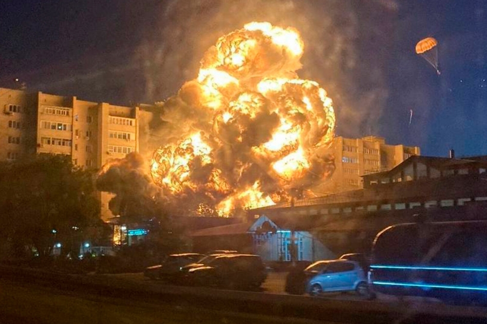 13 загинали след като военен самолет се заби в сграда в руския град Ейск