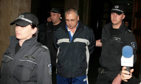 Съдът остави в ареста продавач на ракия менте, убила шестима души [видео]