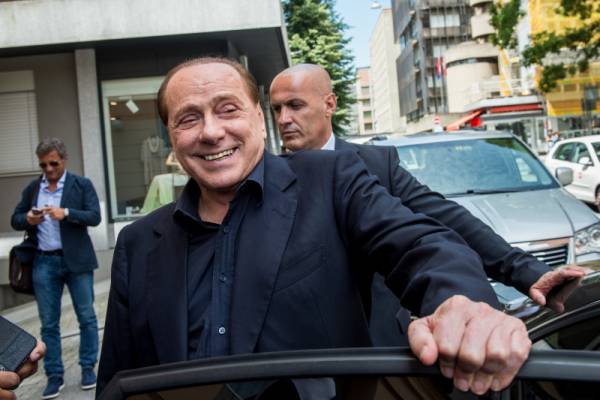 Берлускони се завръща начело на ”Форца Италия” и предлага да върне лирата