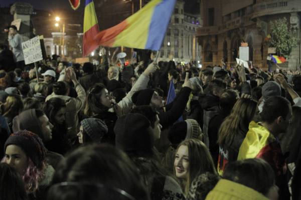 Нови протести в Букурещ, въпреки оставката на правителството
