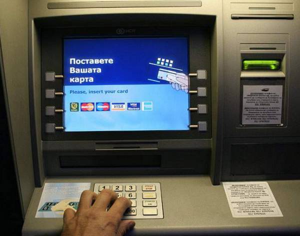 Задържаха двама за скимиране на банкомати