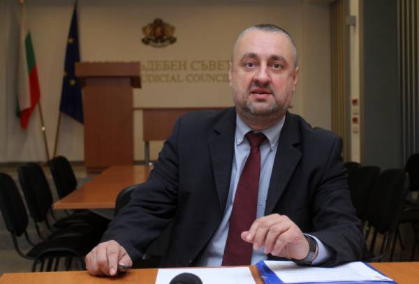 Етичната комисия на ВСС не намира за укоримо магистрат да има влог в която и да е търговска банка