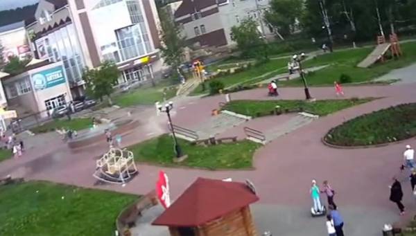 Вижте как силен вятър отнесе беседка заедно с човека в нея [видео]