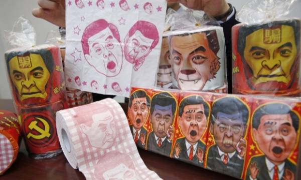 Китай конфискува 8000 ролки тоалетна хартия с лика на управителя на Хонконг