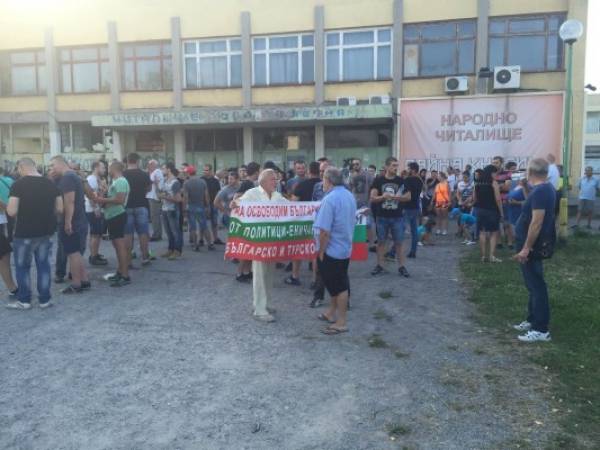 Пак напрежение в ”Орландовци” - полицията арестува 20 протестиращи срещу ромите