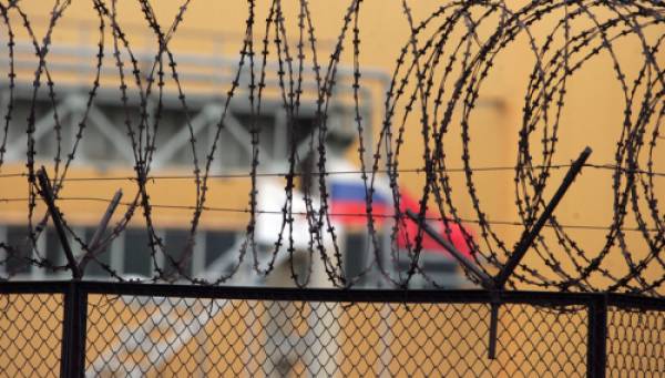 4,5 години затвор за ревнивец, заключил жена си в ковчег