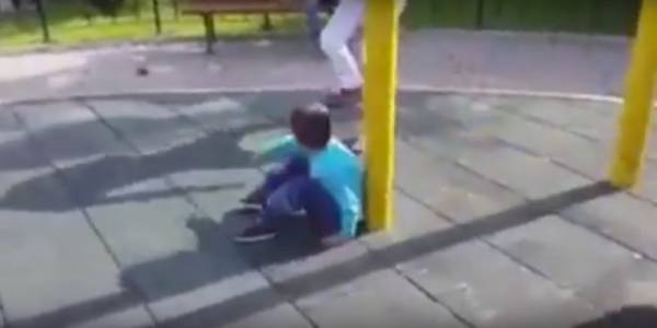 Извратена ”шега”: Турци уплашиха сирийско дете с въздушен удар [видео]