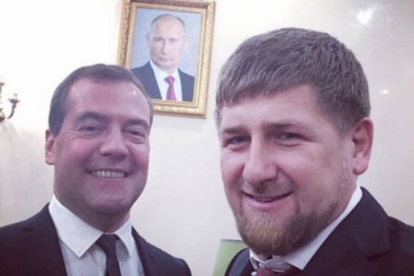 Медведев и Кадиров със „селфи“ на фона на портрет на Путин