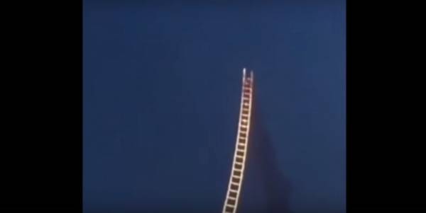 Китайски творец създаде „Стълба към небето“ от фойерверки [видео]