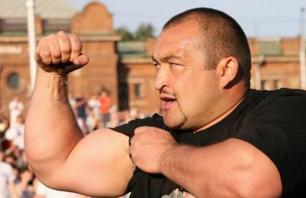 Най-силният човек на планетата вдигна 700-килограмовата камила Вася