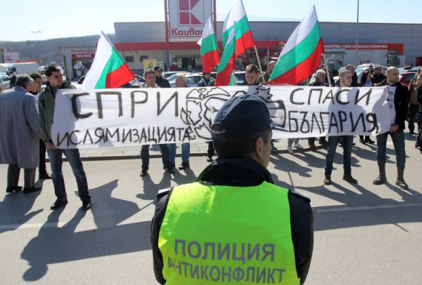 Мюфтия иска три джамии в София, граждани протестират