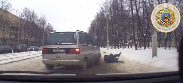 Беларуски полицай спаси дете от катастрофа, като използва тялото си за щит [видео]