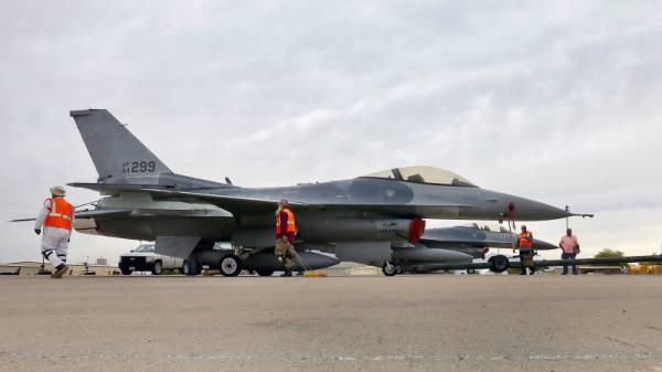 Иракски генерал е пилотирал изтребителя Ф-16, който се разби в Аризона