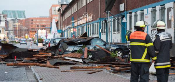 Ураганни ветрове погубиха човек в Хамбург