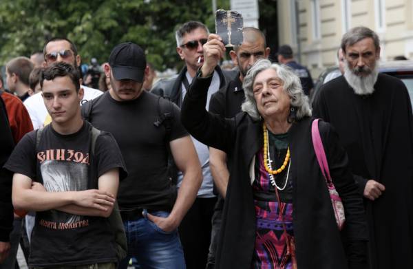 Протестиращи хомофоби запалиха знаме на ЕС в София