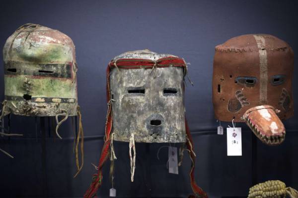 Американски индианци протестират срещу продажба на свещени маски в Париж