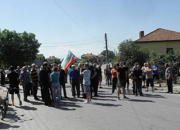 Блокираха пътя за Гърмен, местните протестират срещу безчинствата на ромите