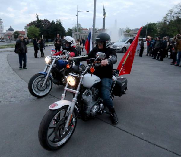 ”Нощните вълци” положиха цветя пред паметника на съветските войници във Виена