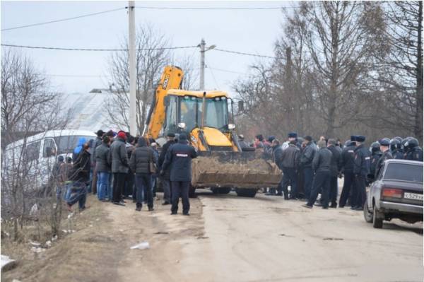 Роми в Русия се опитаха да крадат газ, нападнаха служители, дошли да поправят аварията [видео]