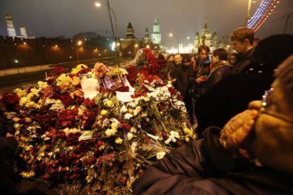 Московските власти премахвали само увяхналите цветя от лобното място на Немцов