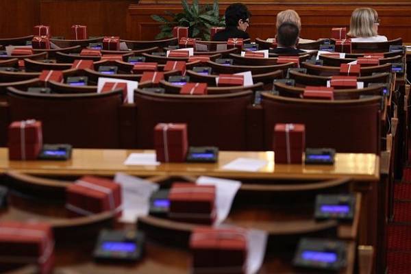 Депутатите похарчили 300 000 лв. за цветя и подаръци миналата година