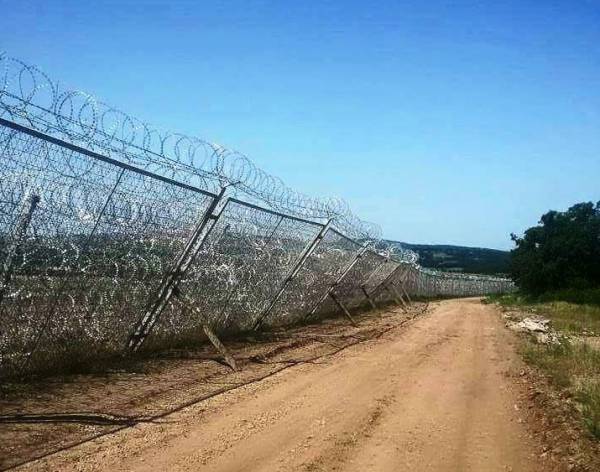 Оградата на границата с Турция пада