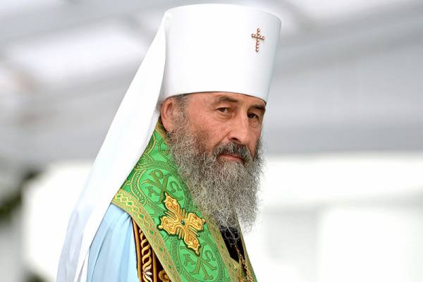 Киевският митрополит не стана, за да почете Героите на Украйна