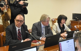 Право под обсада