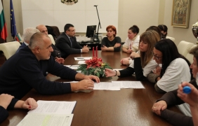 Постепенно увеличават заплатите на медицинските специалисти