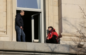 Пет медсестри окупират парламентарна зала