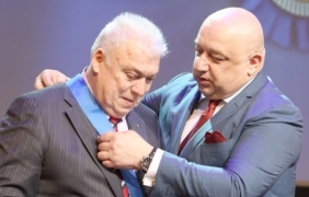 Футболна легенда с дарение за Дом за възрастни хора