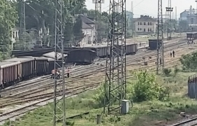 Товарен влак дерайлира на гара Нова Загора