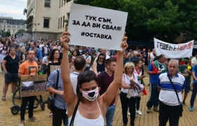 Улицата говори за корупция, управляващите – за пенсии