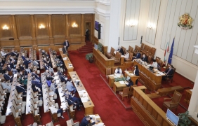ГЕРБ засега не събира подписи за новата Конституция