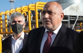 Правителството е харчило като за лека криза