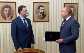 Радев връчи първия мандат за съставяне на правителство