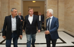 Патриотите се укротиха в името на властта