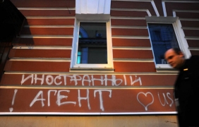 Мракобесният закон на Костадинов: когато чужди агенти викат "дръжте чуждите агенти"