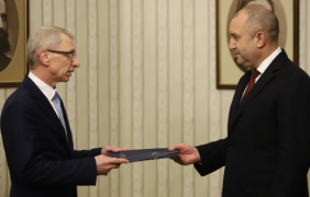 Денков връчи изпълнен мандат на Румен Радев