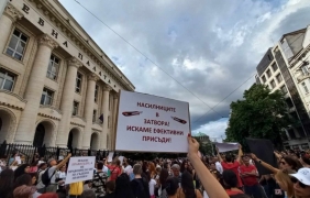 Хиляди протестираха в цялата страна в подкрепа на 18-годишното момиче, жертва на насилие в Стара Загора